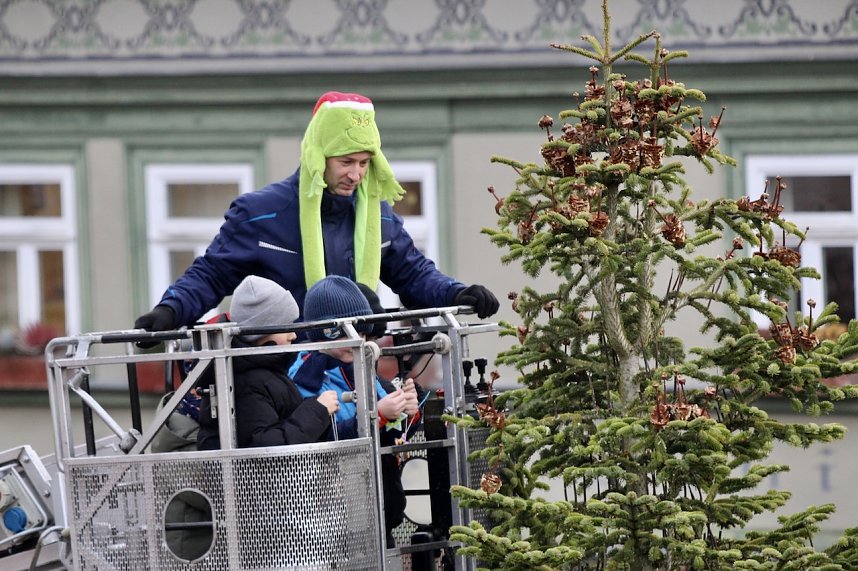 Gro&szlig;e Weihnachtsbaumschm&uuml;ck-Aktion auf dem T&ouml;pfermarkt in Bad Langensalza
