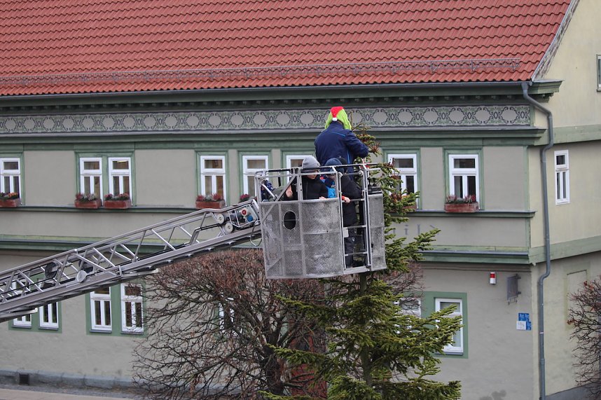 Gro&szlig;e Weihnachtsbaumschm&uuml;ck-Aktion auf dem T&ouml;pfermarkt in Bad Langensalza