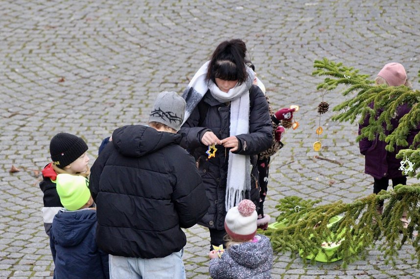 Gro&szlig;e Weihnachtsbaumschm&uuml;ck-Aktion auf dem T&ouml;pfermarkt in Bad Langensalza