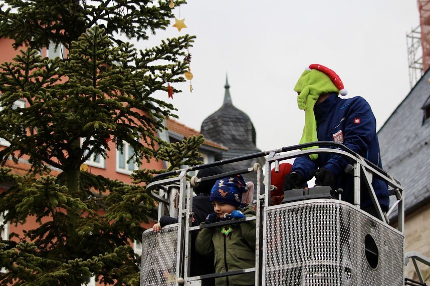 Gro&szlig;e Weihnachtsbaumschm&uuml;ck-Aktion auf dem T&ouml;pfermarkt in Bad Langensalza