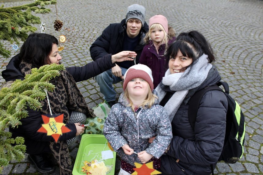 Gro&szlig;e Weihnachtsbaumschm&uuml;ck-Aktion auf dem T&ouml;pfermarkt in Bad Langensalza
