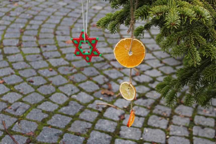 Gro&szlig;e Weihnachtsbaumschm&uuml;ck-Aktion auf dem T&ouml;pfermarkt in Bad Langensalza