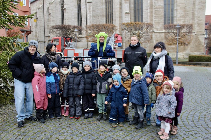 Gro&szlig;e Weihnachtsbaumschm&uuml;ck-Aktion auf dem T&ouml;pfermarkt in Bad Langensalza