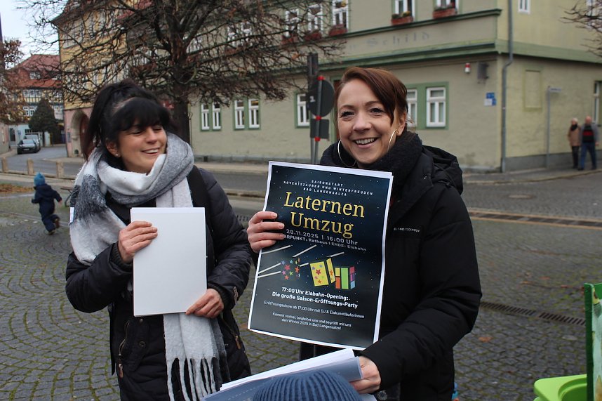Gro&szlig;e Weihnachtsbaumschm&uuml;ck-Aktion auf dem T&ouml;pfermarkt in Bad Langensalza