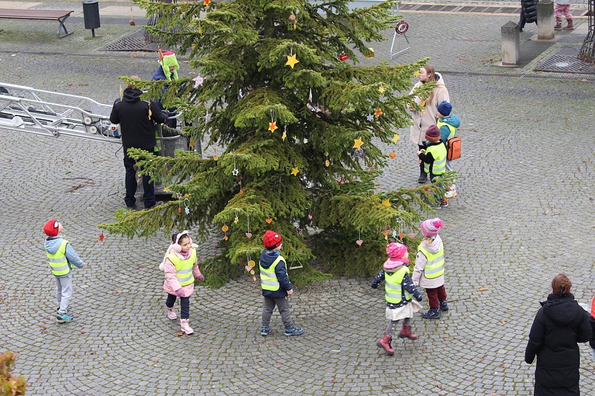 Gro&szlig;e Weihnachtsbaumschm&uuml;ck-Aktion auf dem T&ouml;pfermarkt in Bad Langensalza