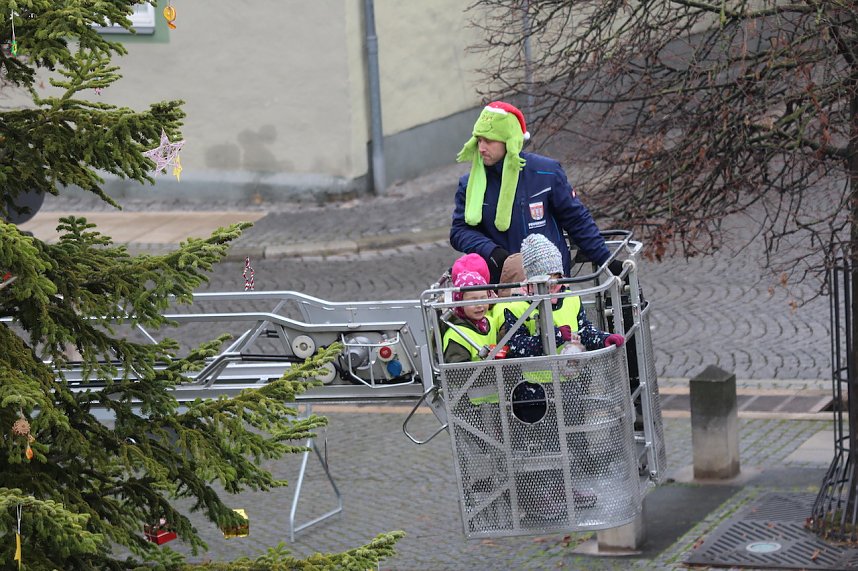 Gro&szlig;e Weihnachtsbaumschm&uuml;ck-Aktion auf dem T&ouml;pfermarkt in Bad Langensalza