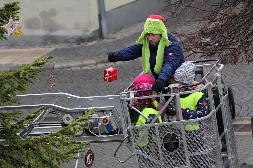 Gro&szlig;e Weihnachtsbaumschm&uuml;ck-Aktion auf dem T&ouml;pfermarkt in Bad Langensalza