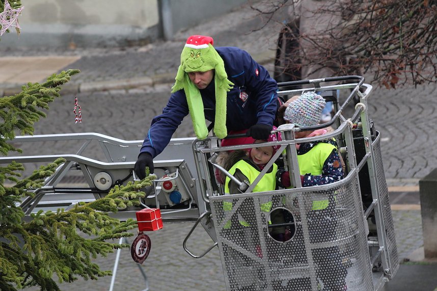 Gro&szlig;e Weihnachtsbaumschm&uuml;ck-Aktion auf dem T&ouml;pfermarkt in Bad Langensalza