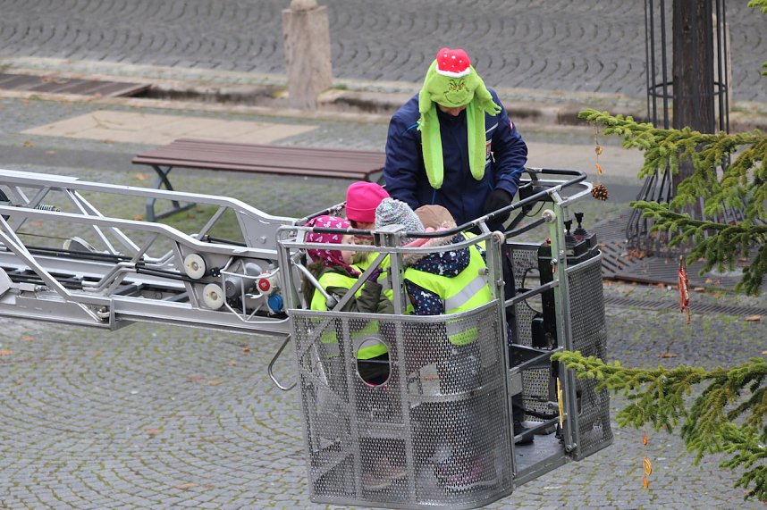 Gro&szlig;e Weihnachtsbaumschm&uuml;ck-Aktion auf dem T&ouml;pfermarkt in Bad Langensalza