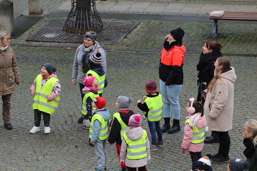 Gro&szlig;e Weihnachtsbaumschm&uuml;ck-Aktion auf dem T&ouml;pfermarkt in Bad Langensalza