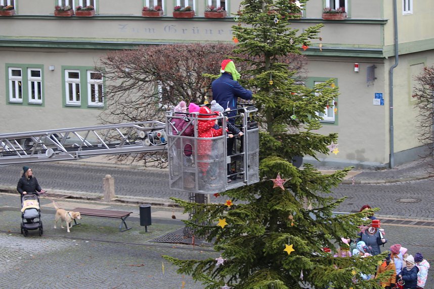 Gro&szlig;e Weihnachtsbaumschm&uuml;ck-Aktion auf dem T&ouml;pfermarkt in Bad Langensalza