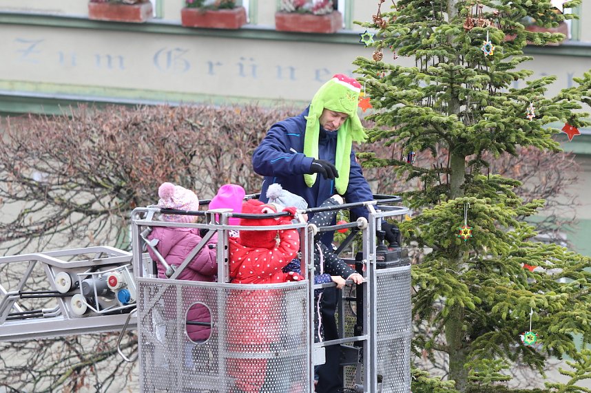 Gro&szlig;e Weihnachtsbaumschm&uuml;ck-Aktion auf dem T&ouml;pfermarkt in Bad Langensalza