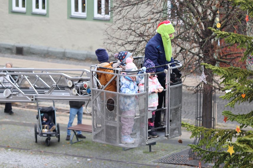 Gro&szlig;e Weihnachtsbaumschm&uuml;ck-Aktion auf dem T&ouml;pfermarkt in Bad Langensalza