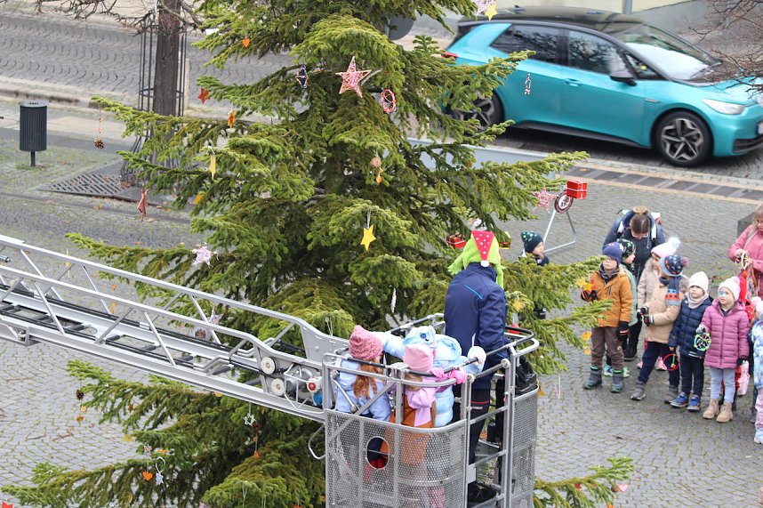 Gro&szlig;e Weihnachtsbaumschm&uuml;ck-Aktion auf dem T&ouml;pfermarkt in Bad Langensalza