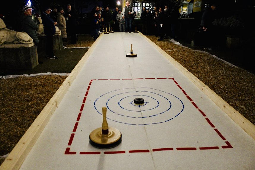 Gute Stimmung an der Eisstockbahn in Schl&ouml;sschenpark in Bad Langensalza