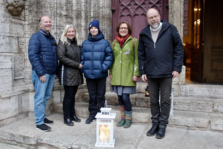 Ankunft des Friedeslichtes in Bad Langensalza.v.re.n.li Pfarrer Dirk Vogel; Anja Wurschi, Konfirmandenfamilie Saul