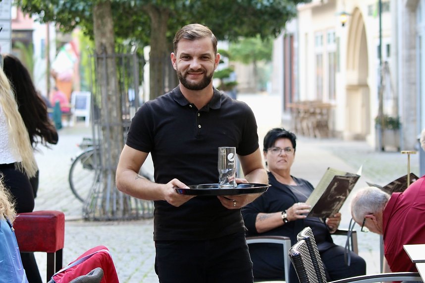 Kellner vor dem Manolo