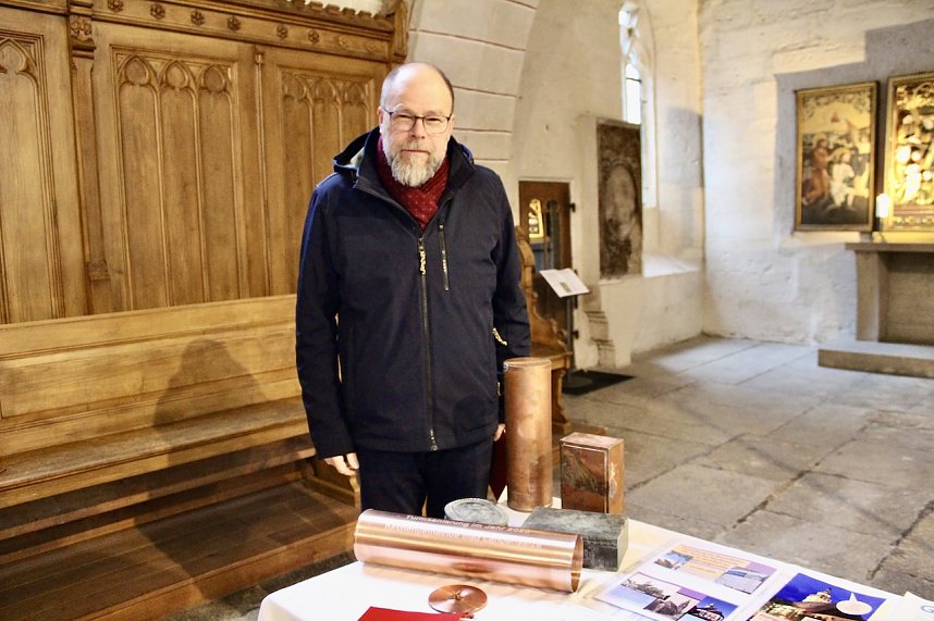 Pfarrer Dirk Vogel mit neuer und alter Zeitkapsel