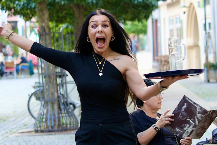 Shemsije Gashi im Freudenrausch