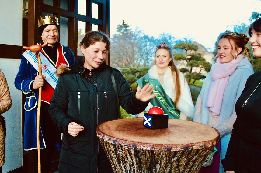 Startschuss zur Lichterpoesie gab Annett Standhardt; umgeben von den Hoheiten