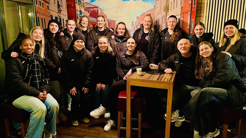 THC Damen mit Trainer in der Villa Italia