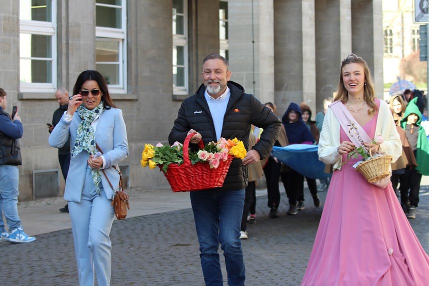 v.li.n.re. Kurdirektorin Katja Rudolph, B&uuml;rgermeister Matthias Reinz, Rosenk&ouml;nigin Maxima