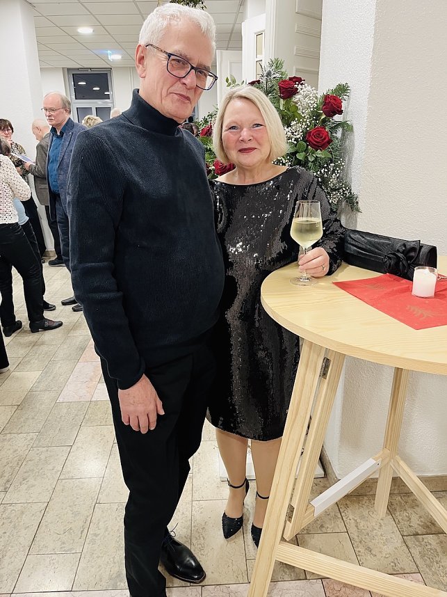 Paar in feiner Robe beim Weihnachtskonzert im KKZ