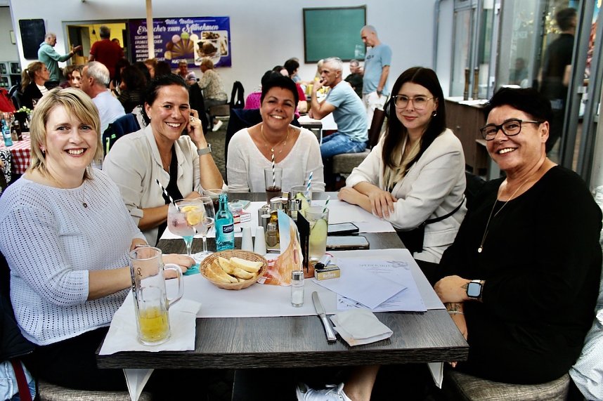 Frauenrunde vor der Villa Italia