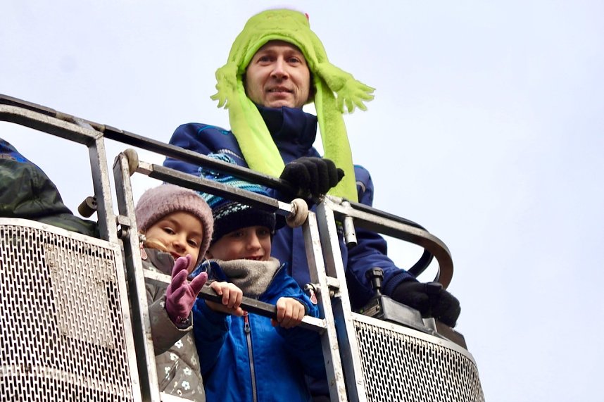 Stadtbrandmeister mal als Grinch beim Weihnachtsbaumschmucken im Rettungskorb