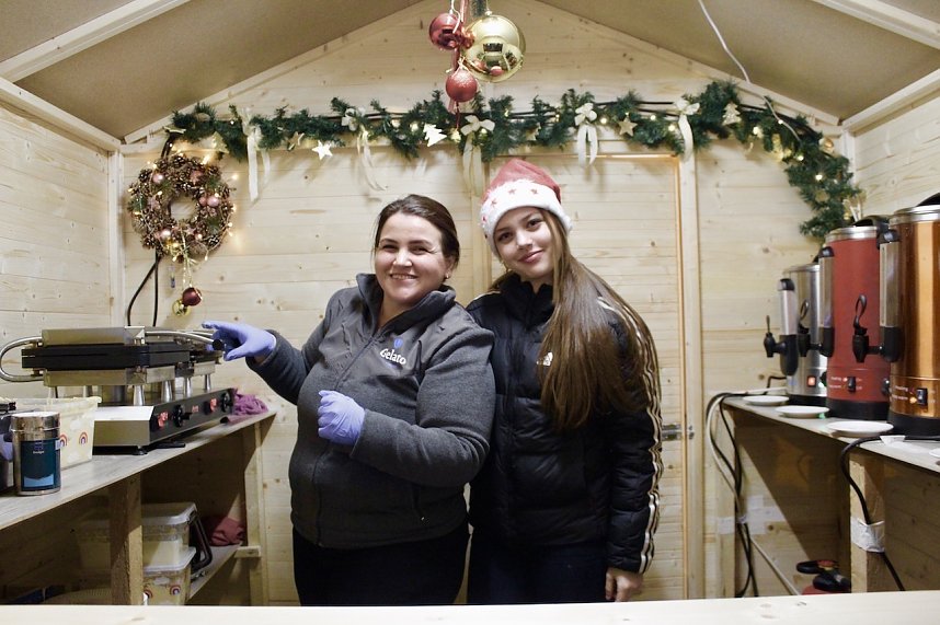 Stollen- und Lebkuchenmarkt mit Team der Eisdiele Gelato beim Waffelbacken