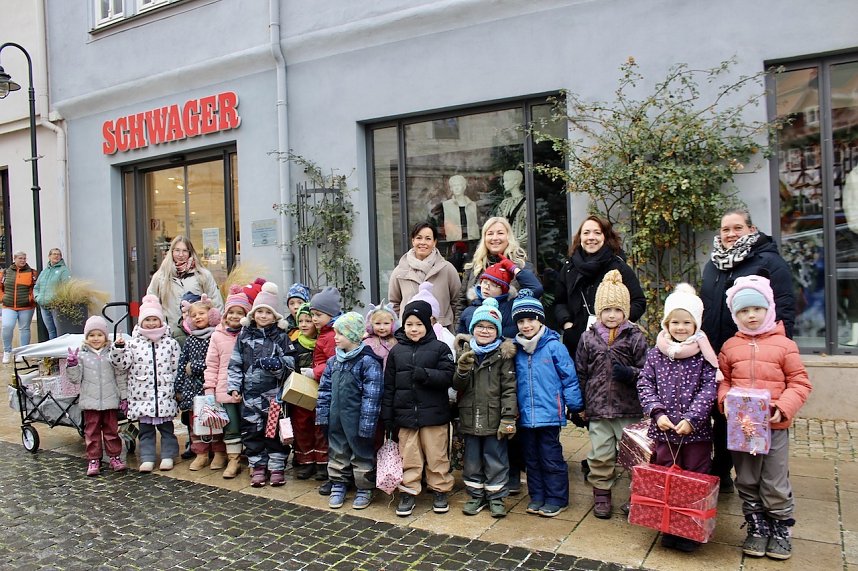 Kinder stehen bereit f&uuml;r das Weihnachtsbaumschmucken auf dem Neumarkt 