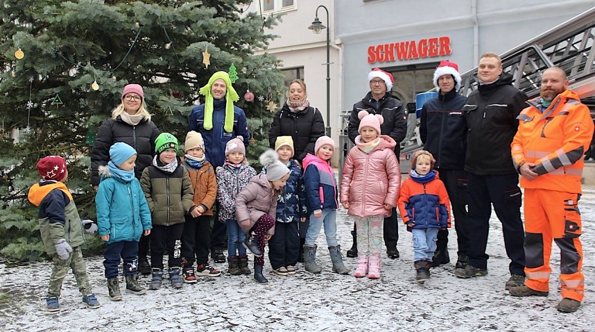 Weihnachtsbaumschm&uuml;cken mit Kita, Feuerwehr und Bauamtmitarbeiter