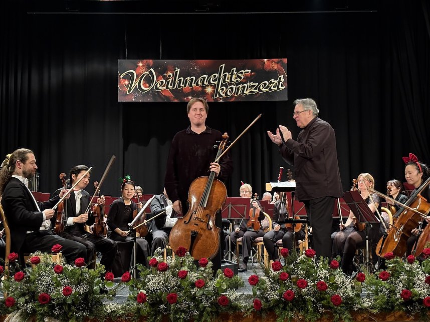 Alexey Stadler brilliert beim Weihnachtskonzert am Cello und wird vom sogar von Dirigent Russel Harris gefeiert