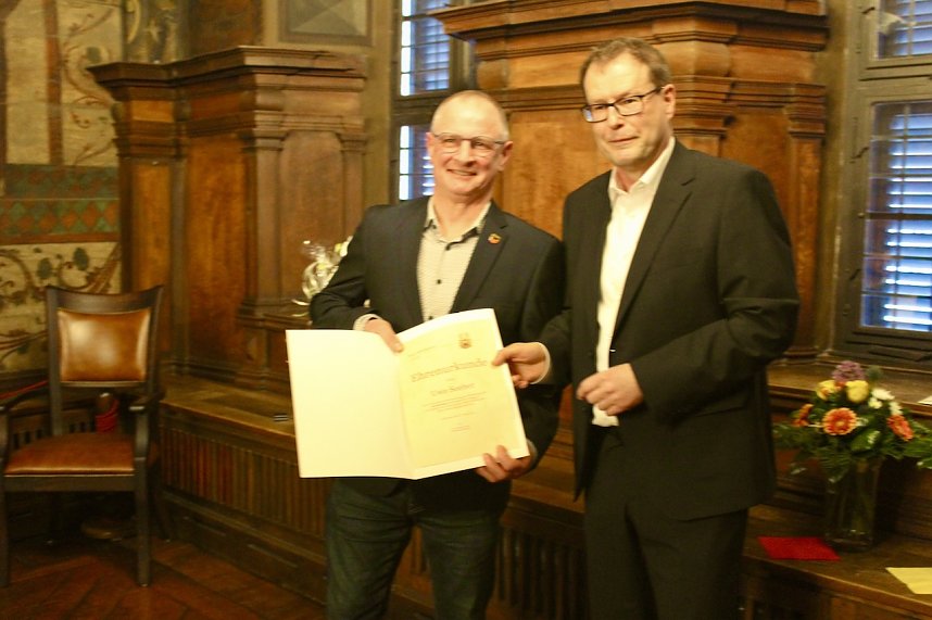 Uwe Seeber (li.) -  Ehrung im Ratssaal im Historischen Rathaus in M&uuml;hlhausen 