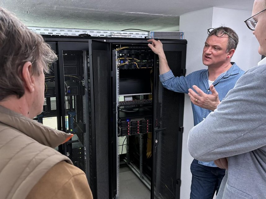 Demonstration der hersteller&uuml;bergreifenden Quantenschl&uuml;ssel-Verteilung (QKD) f&uuml;r kritische Infrastrukturen im Gesundheitskiosk Sundhausen