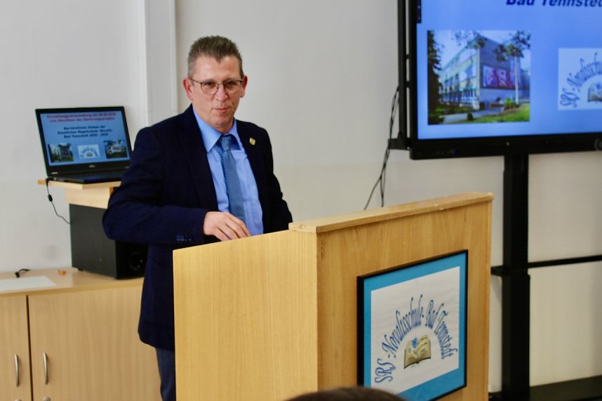 B&uuml;rgermeister von Bad Tennstedt, Jens Weimann, bei der Einweihungsfeier der Regelschule "Novalis" nach der Komplettsanierung