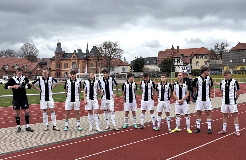 Fu&szlig;baller des FSV Preu&szlig;en in den Jubil&auml;umstrikots beim Punkttspiel am Nachmittag 