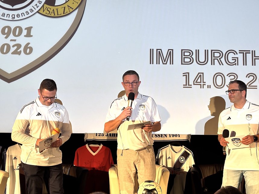 Der Vorstand des FSV Preu&szlig;en auf der B&uuml;hne im Burgtheater