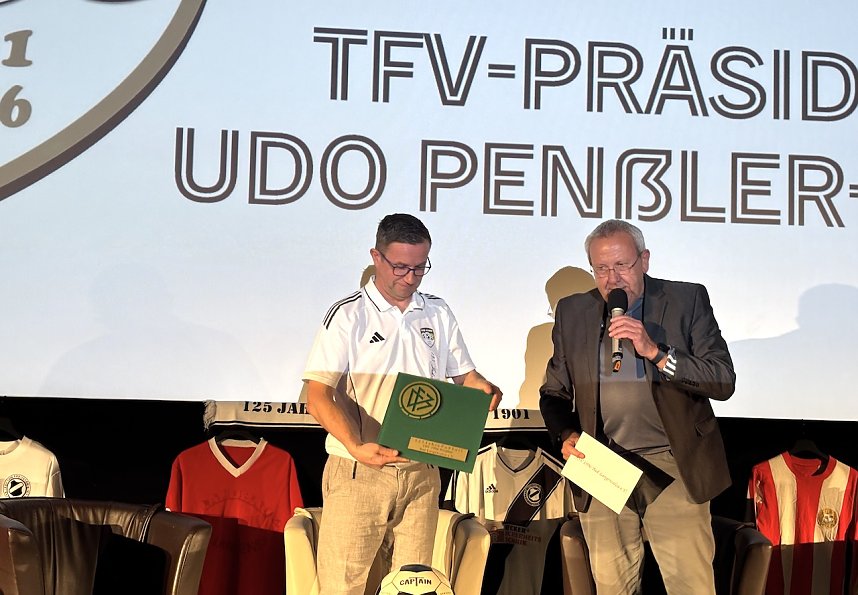 TFV-Pr&auml;sident Udo Pen&szlig;ler-Beyer gratuliert im Namen des DFB