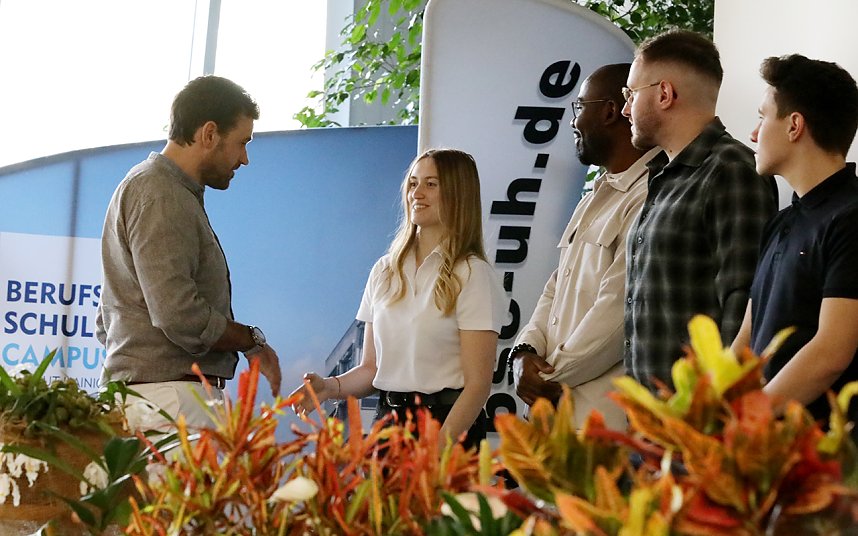 Zeugnis&uuml;bergabe f&uuml;r die "fertigen" Azubis am Berufsschulcampus in M&uuml;hlhausen.