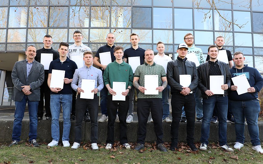 Zeugnis&uuml;bergabe f&uuml;r die "fertigen" Azubis am Berufsschulcampus in M&uuml;hlhausen.