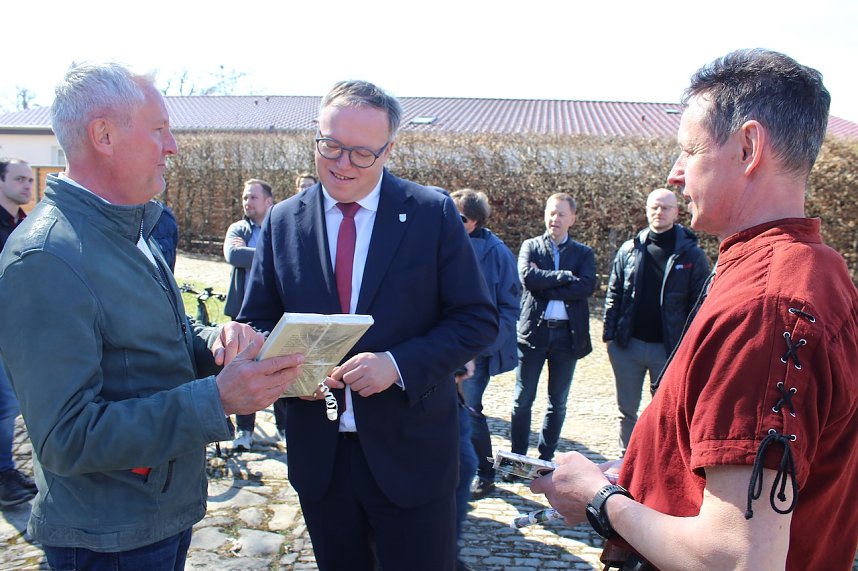 Spatenstich f&uuml;r Zweisporthalle in Herbsleben
