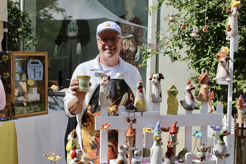 Gr&uuml;nes Innenstadtfest Bad Langensalza- Matthias G&uuml;nther von der Imkerei Alte Schule Heyderode gab gerne Auskunft &uuml;ber seine Produkte
