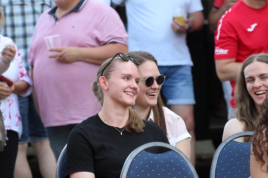 Fans und Cheftrainer des Th&uuml;ringer HC Herbert M&uuml;ller verabschieden neun Spitzenhandballerinnen in Bad Langensalza
