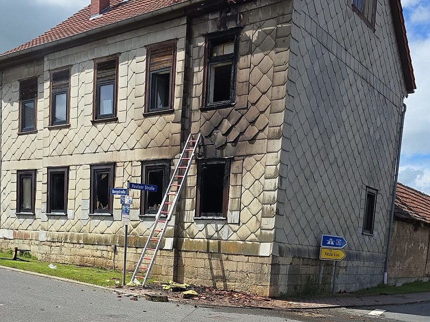 In Menteroda geriet am Donnerstag ein Wohnhaus in Brand.