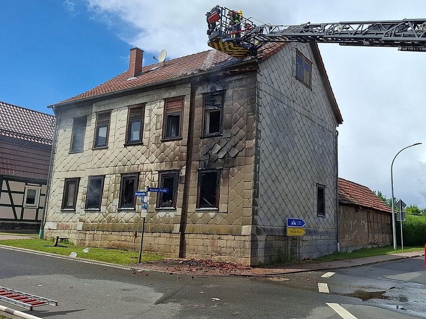 In Menteroda geriet am Donnerstag ein Wohnhaus in Brand.