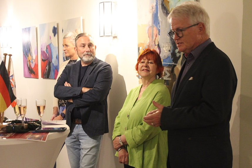Vernissage der K&uuml;nstlerin K&uuml;nstlerin Gudrun Anlauft in Rathaus Bad Langensalza. v.li.n.re. B&uuml;rgermeister Mathias Reinz; Gudrun Anlauft; Volker P&ouml;hler
