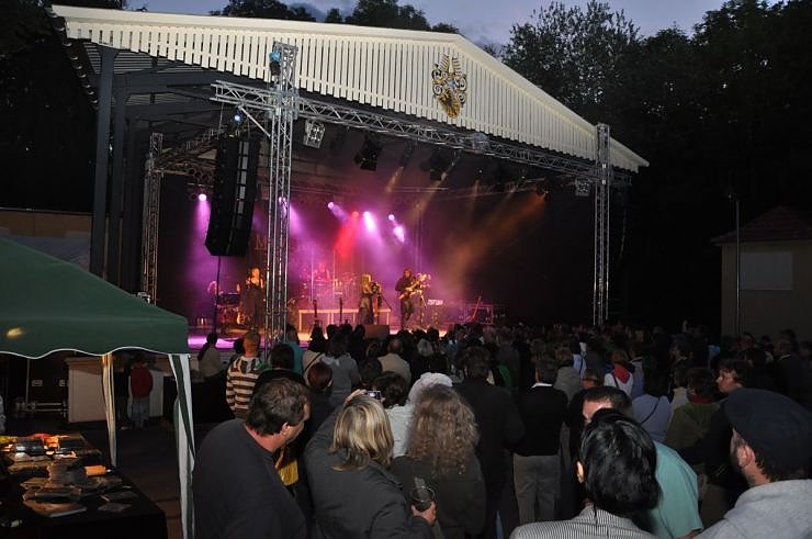 John Michae Kelly & Frau Maite Itoiz im Gehege