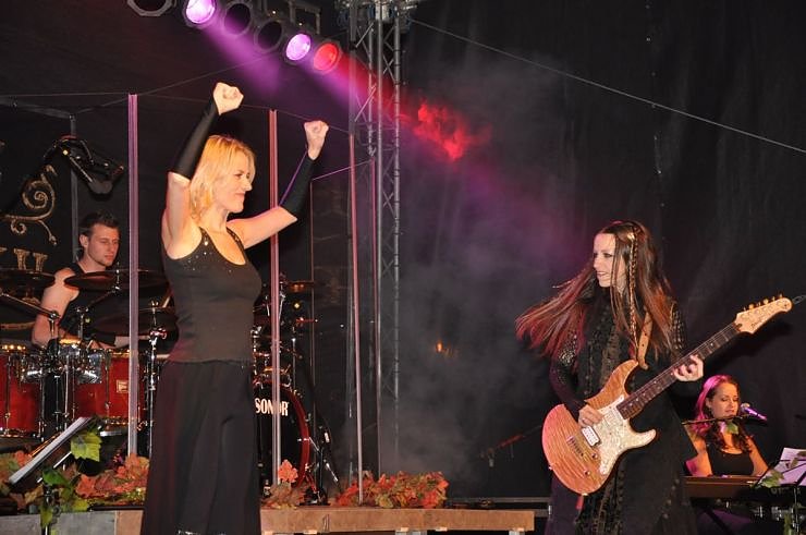 John Michae Kelly & Frau Maite Itoiz im Gehege