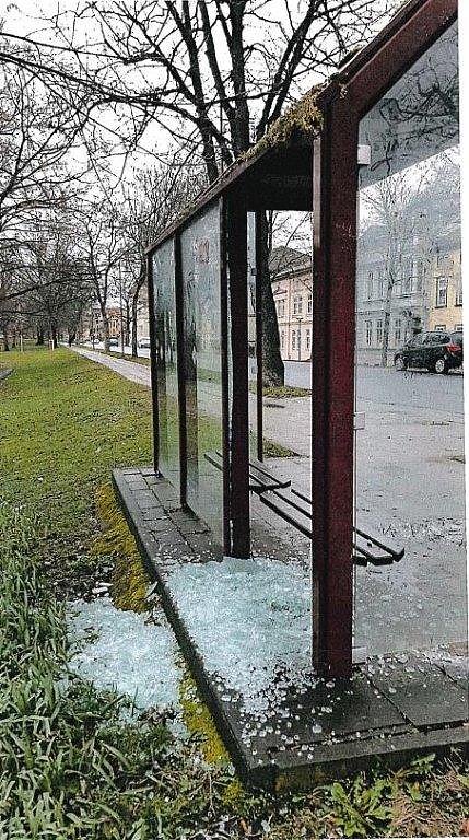 Bild: Zerst&ouml;rte Haltestelle in M&uuml;hlhausen